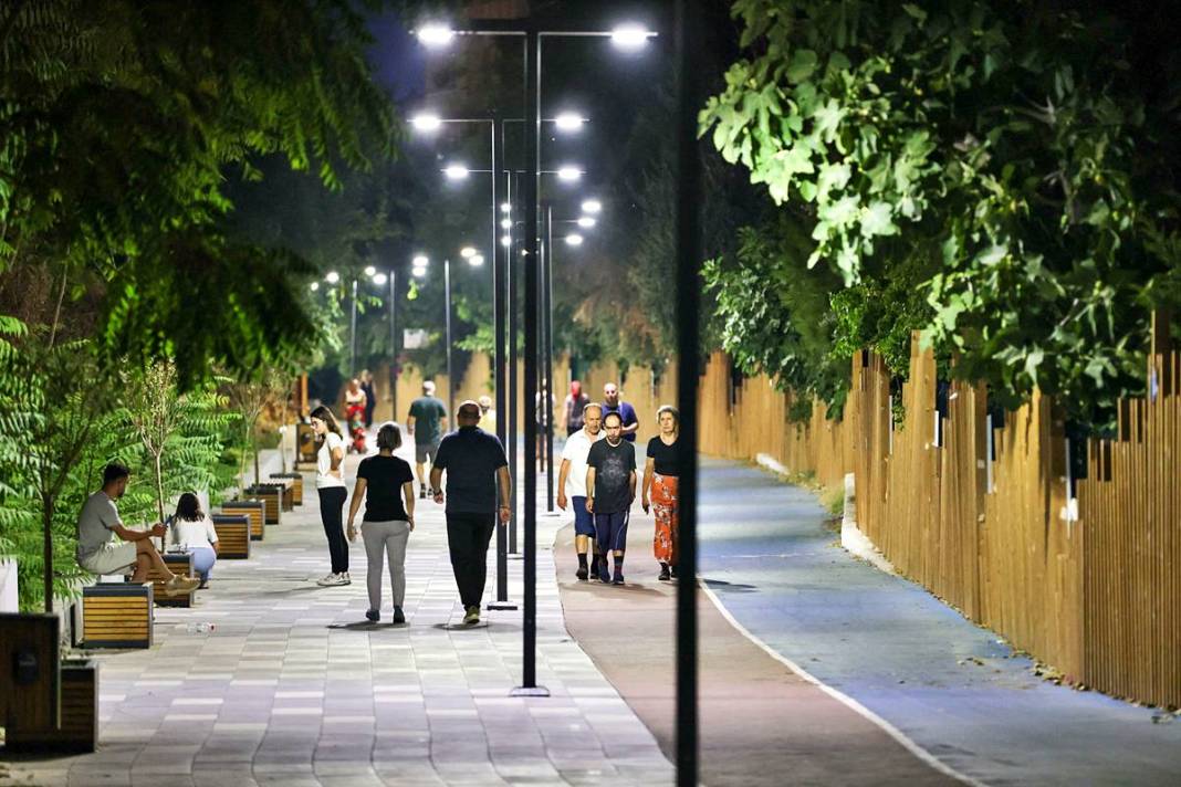 İzmir'de kentin en gözde noktası artık burası! Eski demiryolu hattı artık yaşam hattı 1